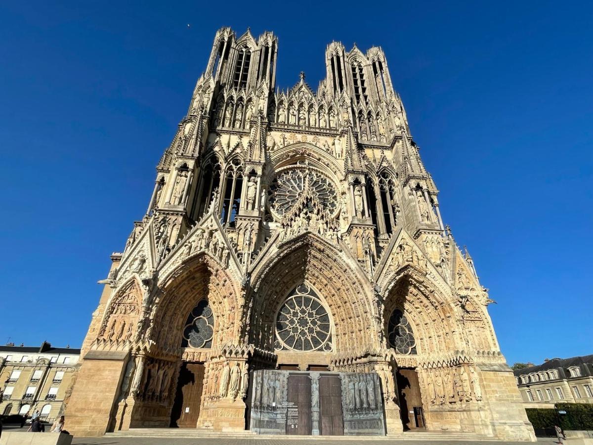 Charme De L'Ancien Pour Cet Appartement Entierement Renove Dans L'Hypercentre De Reims Luaran gambar