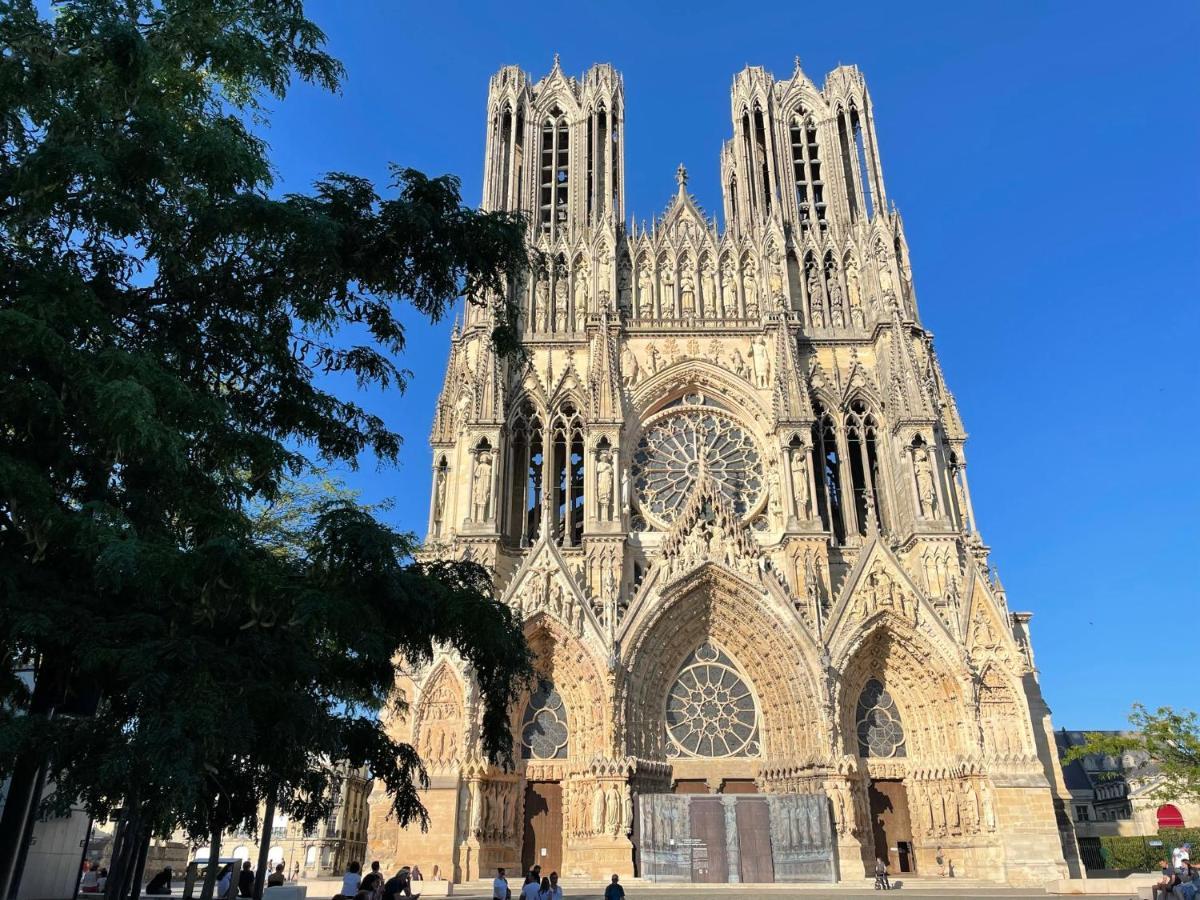 Charme De L'Ancien Pour Cet Appartement Entierement Renove Dans L'Hypercentre De Reims Luaran gambar