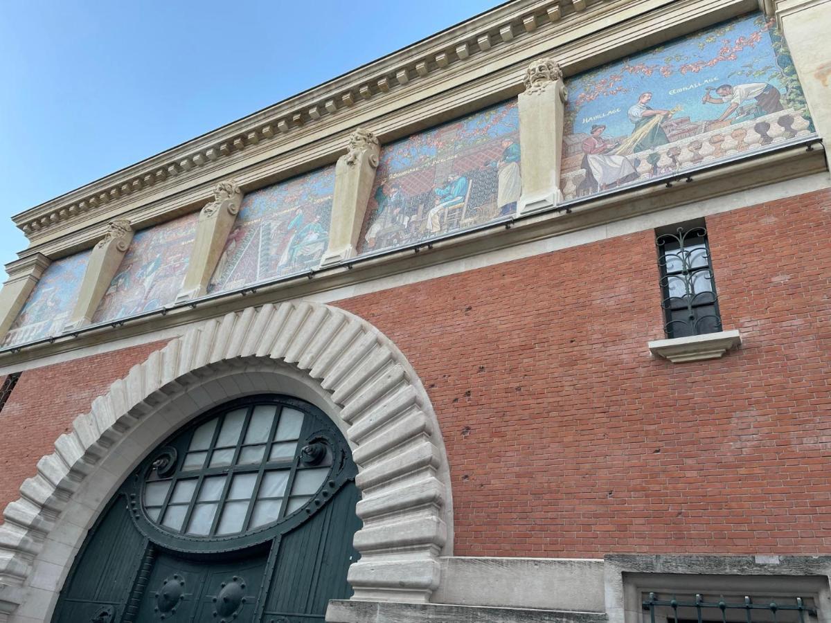Charme De L'Ancien Pour Cet Appartement Entierement Renove Dans L'Hypercentre De Reims Luaran gambar