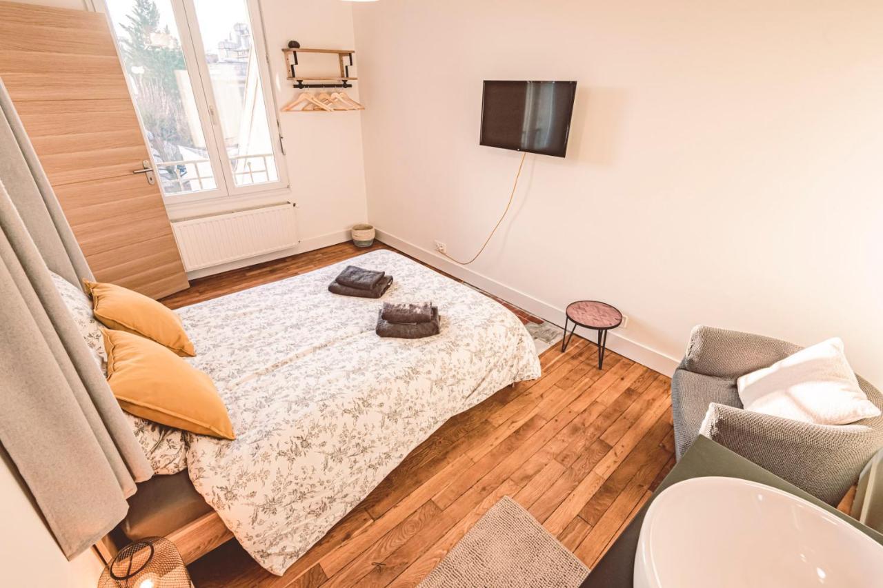 Charme De L'Ancien Pour Cet Appartement Entierement Renove Dans L'Hypercentre De Reims Luaran gambar